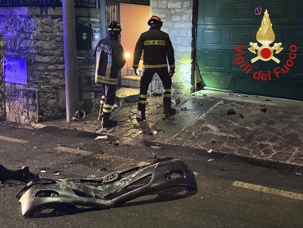FOTO. Auto contro un muro a Como: un ragazzo di nemmeno 20 anni trasportato in gravi condizioni al Circolo di Varese FOTO. Auto contro un muro a Como: un ragazzo di nemmeno 20 anni trasportato in gravi condizioni al Circolo di Varese