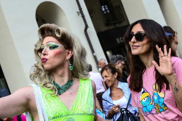 Venti di lotte a Torino: la sfilata del ventennale lancia la città verso l’Europride: oltre 100mila in corteo [FOTO e VIDEO]