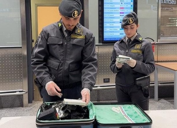 Traffico di denaro, in pochi mesi a Malpensa “scoperti” oltre 13 milioni nascosti Traffico di denaro, in pochi mesi a Malpensa “scoperti” oltre 13 milioni nascosti