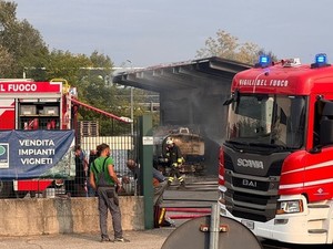 Incendio al Consorzio Agrario, a fuoco un camion con una cisterna di gasolio