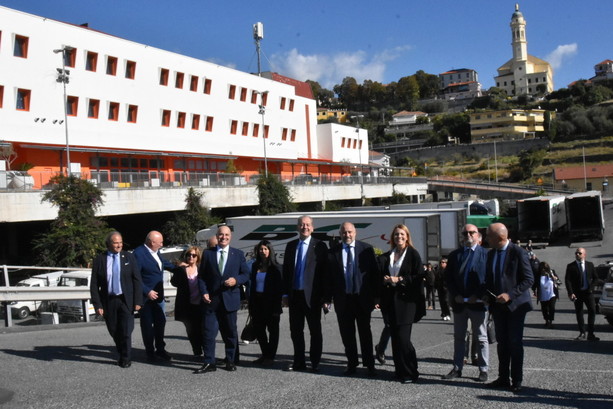 Sanremo, il Mercato dei Fiori si rinnova: il sottosegretario La Pietra in visita alle opere da 16 milioni, tra logistica e sostenibilità (Foto e Video) Sanremo, il Mercato dei Fiori si rinnova: il sottosegretario La Pietra in visita alle opere da 16 milioni, tra logistica e sostenibilità (Foto e Video)