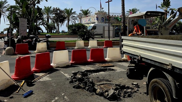 Finalmarina, doppia rottura ai sottoservizi in via Unità d'Italia: strada chiusa Finalmarina, doppia rottura ai sottoservizi in via Unità d'Italia: strada chiusa