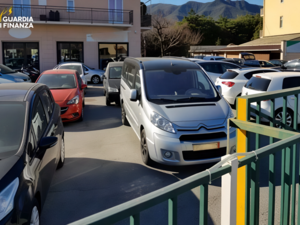 Albenga, concessionario d’auto nei guai: la Finanza scopre evasione milionaria e sequestrati 22 automezzi