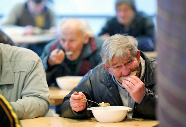 A Torino i giovani sono sempre più poveri: lavorano, ma sono in coda alla Caritas