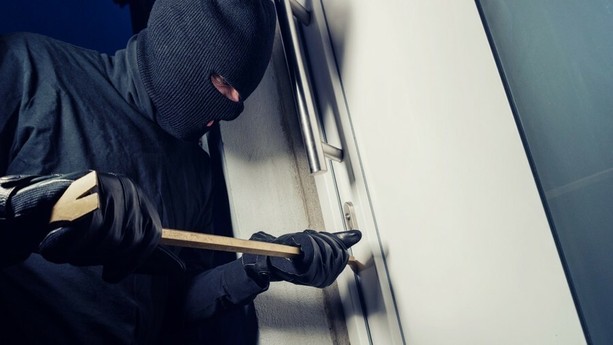 Bardineto, ladri in azione: forzata un’anta della finestra, rubati soffiatore e attrezzi da giardino