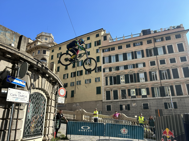 Red Bull Cerro Abajo 2025, il brasiliano Roger Vieira vince la sfida più attesa dell’urban downhill europeo