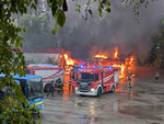 Incendio al deposito dei bus ad Alba: fiamme e alta colonna di fumo Incendio al deposito dei bus ad Alba: fiamme e alta colonna di fumo