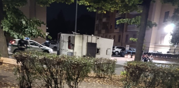 A tutta velocità si ribalta in strada: &quot;Mandate via quei camper&quot;