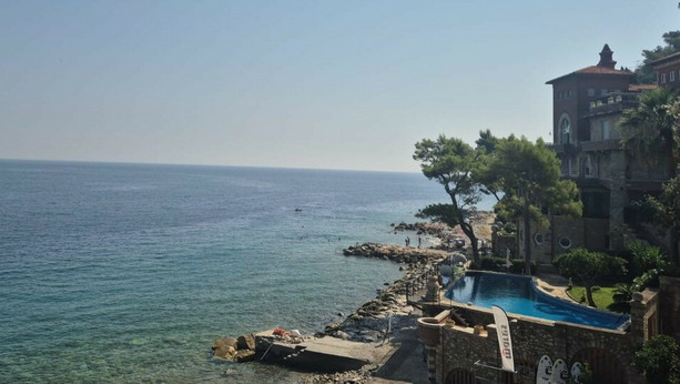 Piscina condominiale riempita con acqua di mare: scattano le multe a Capo Noli Piscina condominiale riempita con acqua di mare: scattano le multe a Capo Noli
