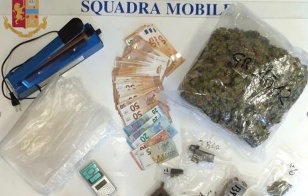 Spaccio di hashish e marijuana in viale Borri e nella zona del campus universitario: arrestato varesino di 44 anni