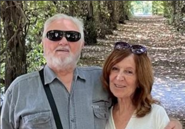 Roberto e Patrizia festeggiano le nozze d'oro sul lago Maggiore. Dal loro amore, dai quadri e dalle poesie è nata "Dipinti diVERSI" Roberto e Patrizia festeggiano le nozze d'oro sul lago Maggiore. Dal loro amore, dai quadri e dalle poesie è nata "Dipinti diVERSI"