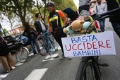Muore a 7 anni in bici sulla strada condivisa. Il flash mob per la sicurezza tra le proteste degli automobilisti [FOTO E VIDEO]
