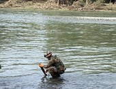 Una bomba della Seconda Guerra Mondiale sul fondo del Po al Meisino: gli artificieri dell'Esercito neutralizzano il pericolo [FOTO]