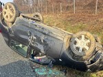 Auto si ribalta e poi finisce nei prati: momenti di paura sull'autostrada Torino-Aosta Auto si ribalta e poi finisce nei prati: momenti di paura sull'autostrada Torino-Aosta