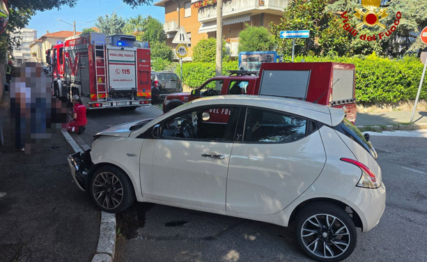 FOTO. Scontro all'incrocio a Cassano Magnago: auto si ribalta. Soccorsa anche una bambina di 12 anni FOTO. Scontro all'incrocio a Cassano Magnago: auto si ribalta. Soccorsa anche una bambina di 12 anni