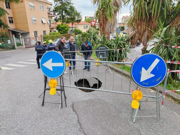 Savona, cede l'asfalto in via Tissoni: transennata la strada (FOTO)