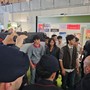 I pro Pal contestano il ministro della Difesa Crosetto al Salone del Libro