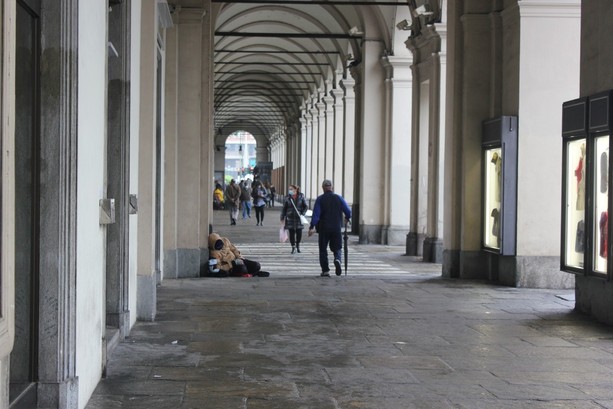 Piazza Statuto, via i "panettoni": tornano i clochard, ma residenti e commercianti sono esasperati [FOTO]