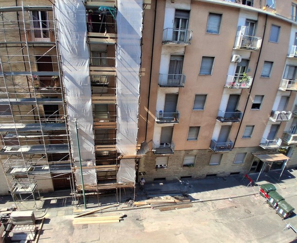 Tragedia di via Nizza, ora i residenti hanno paura degli sciacalli: &quot;In arrivo anche gli allarmi sui ponteggi&quot;