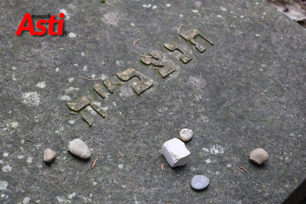 Asti ricorda la Shoah: due cerimonie per non dimenticare "che questo è stato". Ieri gli studenti hanno pulito le pietre d'inciampo