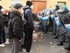 Torino manifesta per Lorenzo, morto durante l'alternanza scuola/lavoro: scontri con la polizia [FOTO e VIDEO]