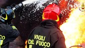 Asti, notte di fuoco in via Guerra: incendiate tre auto nel parcheggio di una concessionaria auto