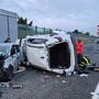 FOTO. Pauroso incidente sull'autostrada A9: incastrati nelle lamiere una donna incinta e il figlio di un anno