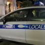Finale, 18enne pestato con un tira pugni, scatta l'inseguimento della polizia locale: fermati i responsabili