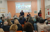 Una catena umana contro il termovalorizzatore: "Dopo il 30 giugno pronti anche alle vie legali"