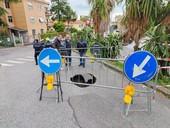 Savona, cede l'asfalto in via Tissoni: transennata la strada (FOTO)