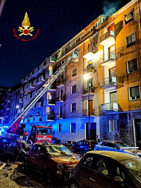 Esplosione nella notte in via Nizza: le fiamme fanno crollare il tetto dell'appartamento