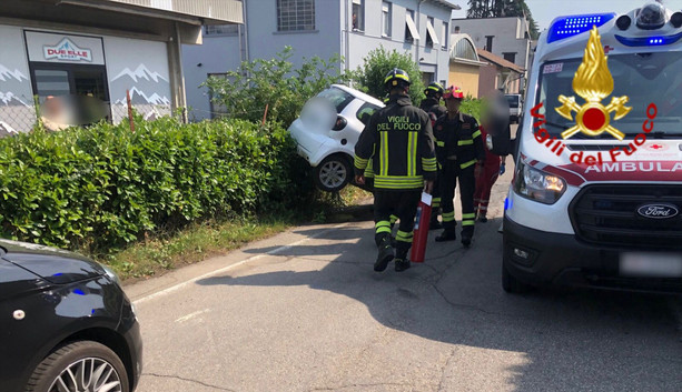 Scontro tra due auto a Varese, una finisce sulla siepe di una recinzione