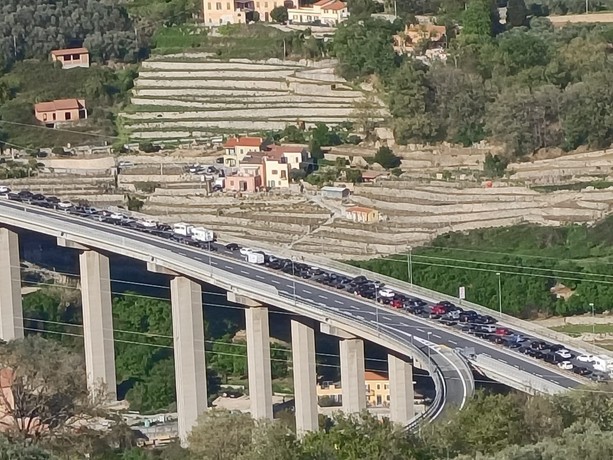 Rientro da incubo dopo le festività: incidente sulla A10 tra Feglino e Spotorno, autostrada chiusa e traffico in tilt
