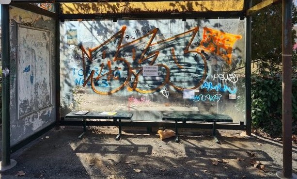 Da corso Grosseto a Settembrini, è boom di atti vandalici contro le pensiline bus: &quot;Vetri rotti da ragazzi&quot;