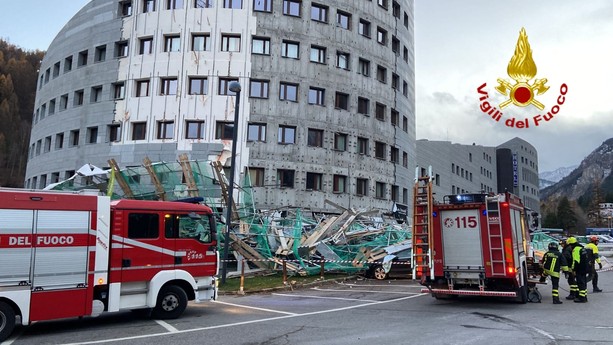 Bardonecchia, crolla un ponteggio nel residence davanti a Campo Smith: soccorsi tre operai, si cercano altri feriti Bardonecchia, crolla un ponteggio nel residence davanti a Campo Smith: soccorsi tre operai, si cercano altri feriti