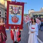 Alba si prepara alla corsa più amata: in corso la sfilata storica medievale [FOTO E VIDEO]