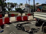 Finalmarina, doppia rottura ai sottoservizi in via Unità d'Italia: strada chiusa