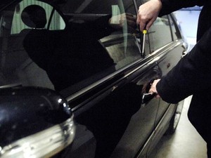 Madonna di Campagna, un uomo e una donna tentano il furto su un'auto parcheggiata, ma la Polizia li incastra Madonna di Campagna, un uomo e una donna tentano il furto su un'auto parcheggiata, ma la Polizia li incastra