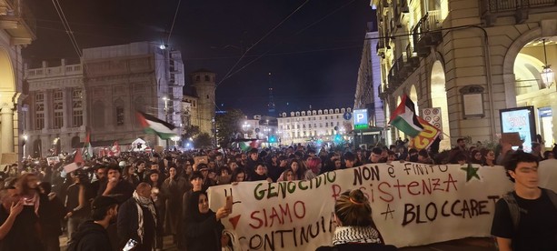 Protesta per Gaza nella ricorrenza dell'attentato di Hamas: partito il corteo