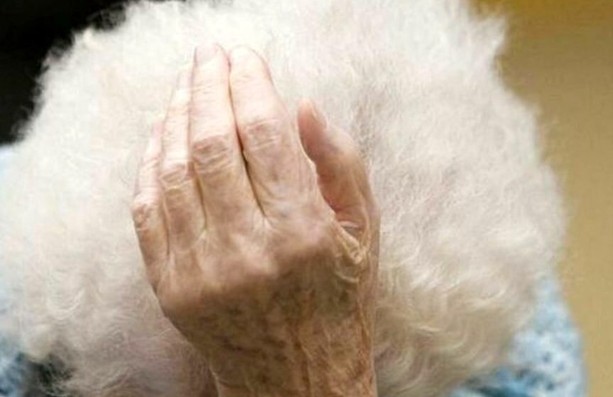 Nomade rom 21enne accusato di violenza sessuale e rapina a danno di una 91enne Nomade rom 21enne accusato di violenza sessuale e rapina a danno di una 91enne
