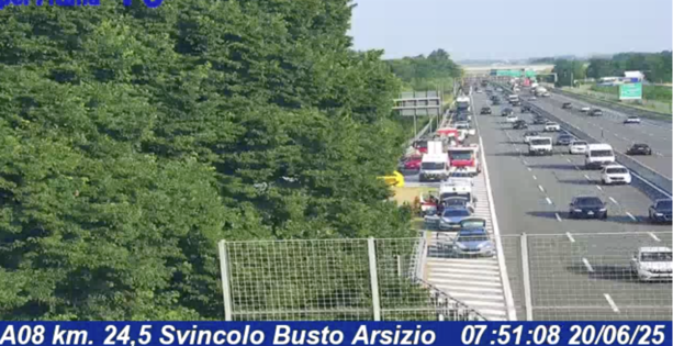 Autolaghi, un altro incidente: macchina fuori strada allo svincolo per Busto Arsizio, giovane soccorso