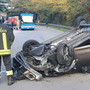 FOTO. Incidente stradale tra due auto a Varese, macchina ribaltata in via Gaggio