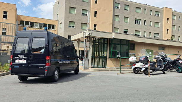 Calci e pugni, poi anche foto alla vittima inerme a terra. In un video il brutale pestaggio. Il legale del giovane: &quot;Fatto di una violenza inaudita&quot;