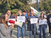 Presidio e contro-presidio: nei giardini Madre Teresa di Calcutta si incrociano Lega e contestatori [FOTO]