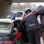Tenta di strapparle la borsa e la trascina per metri sull'asfalto: arrestato dai carabinieri