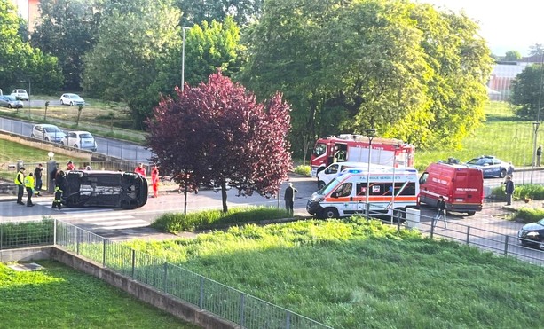 Asti, incidente in via Scotti: dopo scontro auto si ribalta. Intervengono soccorsi, polizia, vigili del fuoco