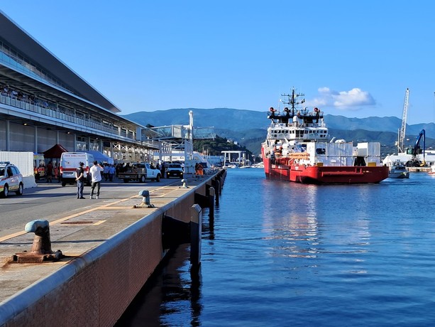 La Ocean Viking attracca a Savona, a bordo 73 richiedenti asilo