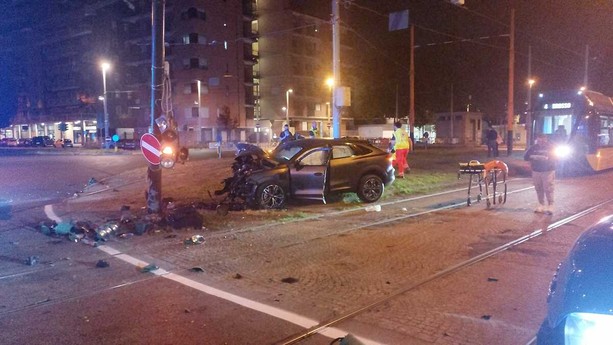 Terribile schianto all'alba in piazza Derna: due feriti, viabilità del tram bloccata Terribile schianto all'alba in piazza Derna: due feriti, viabilità del tram bloccata