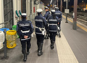 Violenze e minacce nei confronti dei controllori sul treno Torino Caselle - Alba: ventenne denunciato dalla Polizia Locale di Bra