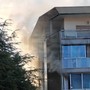 Incendio in via Galileo Galilei, stabile ancora inagibile: Vigili del Fuoco al lavoro fino a mezzanotte